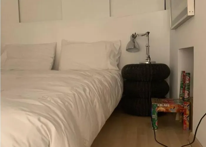 Accogliente Stanza Privata Con Bagno In Zona Duomo, Alloggio in famiglia *